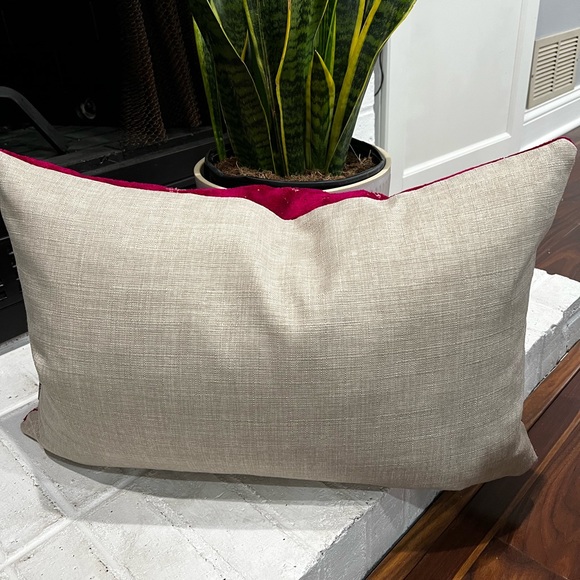 #31–Accent pillow - Picture 4 of 7